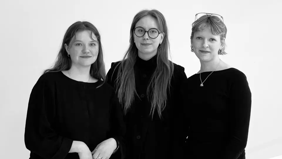 Mona Laurila (vas), Peppi Takala ja Pihla Lahtinen nappasivat voiton arkkitehtiopiskelijoiden kansallisessa kilpailussa ja lähtevät edustamaan Suomea kesäkuussa Ranskassa järjestettävään kansainväliseen finaaliin. 